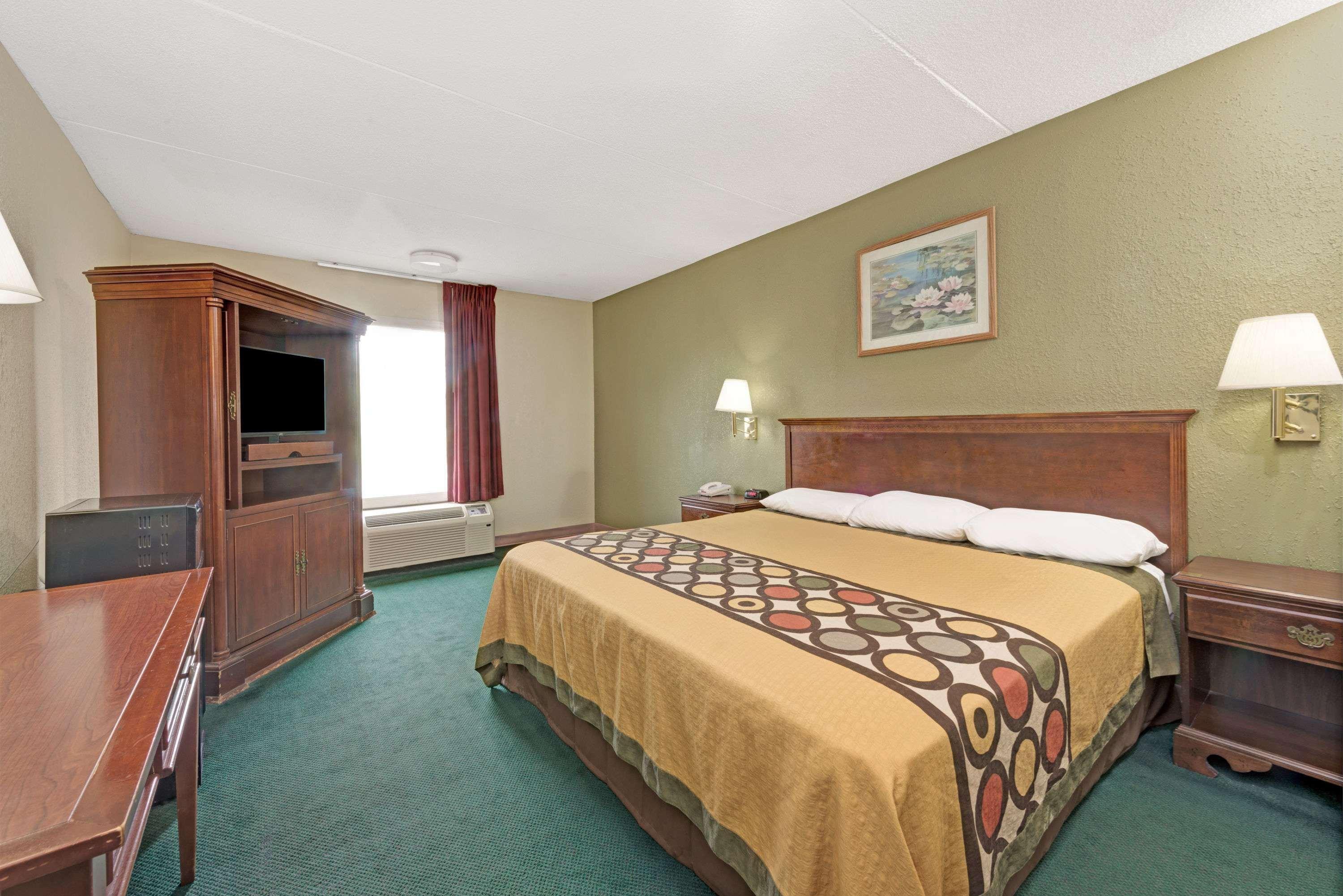 Super 8 By Wyndham South